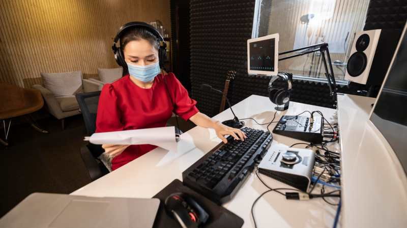 What Is a Hosted Online Radio Event and How Does It Differ from Traditional Radio